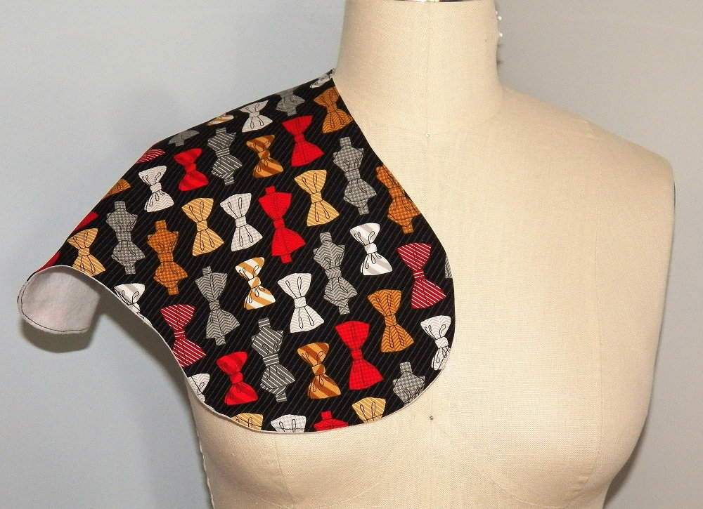 Konturierte Burp Tuch - Fliege | Inv . 40001 Konturierte Burp Tuch - Fliege | Inv . 40001 von Etsy - henandchickcloth