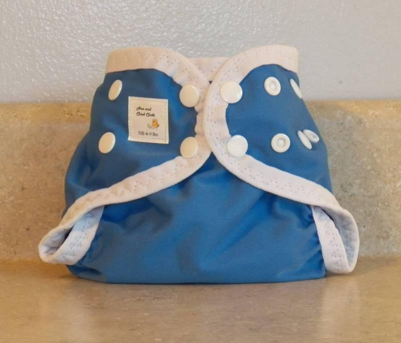Neugeborenen Pul Windel Abdeckung Mit Bein Gussets - 4 Bis 9 Pfund- Kornblume Blau Weißen Akzenten-20014 von Etsy - henandchickcloth