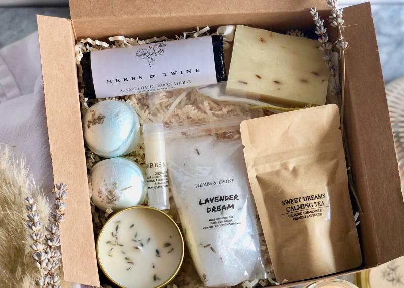 Lavendel Geschenk Set | Entspannung Spa-Geschenk-Korb Geschenke Für Sie Seife Aromatherapie-Geschenkkorb Organic Spa Geschenk-Set von Etsy - herbsandtwine