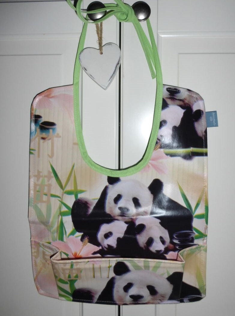 Lätzchen Xxl Mit Krümmelfach, Panda-Bär, Wachstuch, Wasserfest, Abwaschbar, Für Kinder Und Erwachsene, Unikat Hessmade Lätzchen Xxl Mit Krümmelfach, Panda-Bär, Wachstuch, Wasserfest, Abwaschbar, Für Kinder Und Erwachsene, Unikat Hessmade von Etsy - hessmade