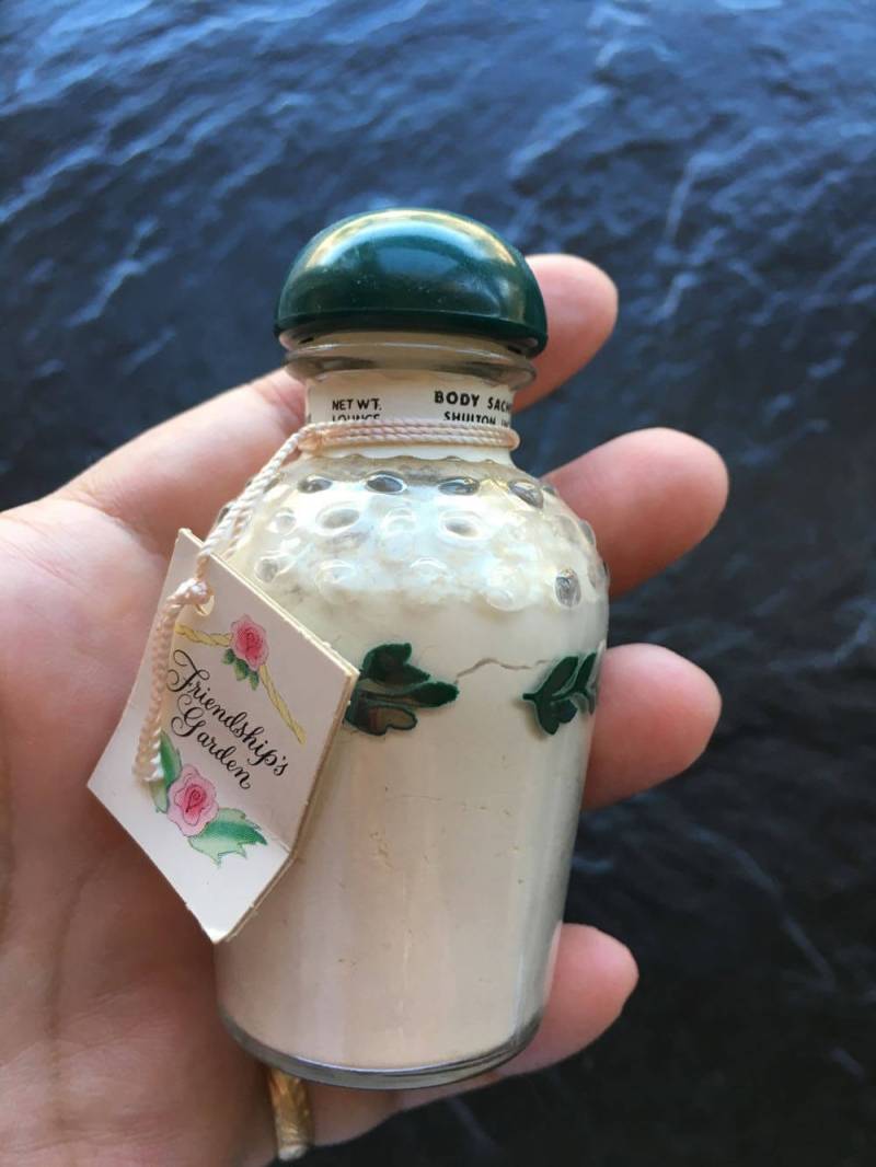 Vintage Friendship's Garden Body Beutel Pulverflasche Von Shulton // 1 Oz > Unbenutzt, Ungeöffnet, Original Anhänger, Etiketten von Etsy - historyofagirl