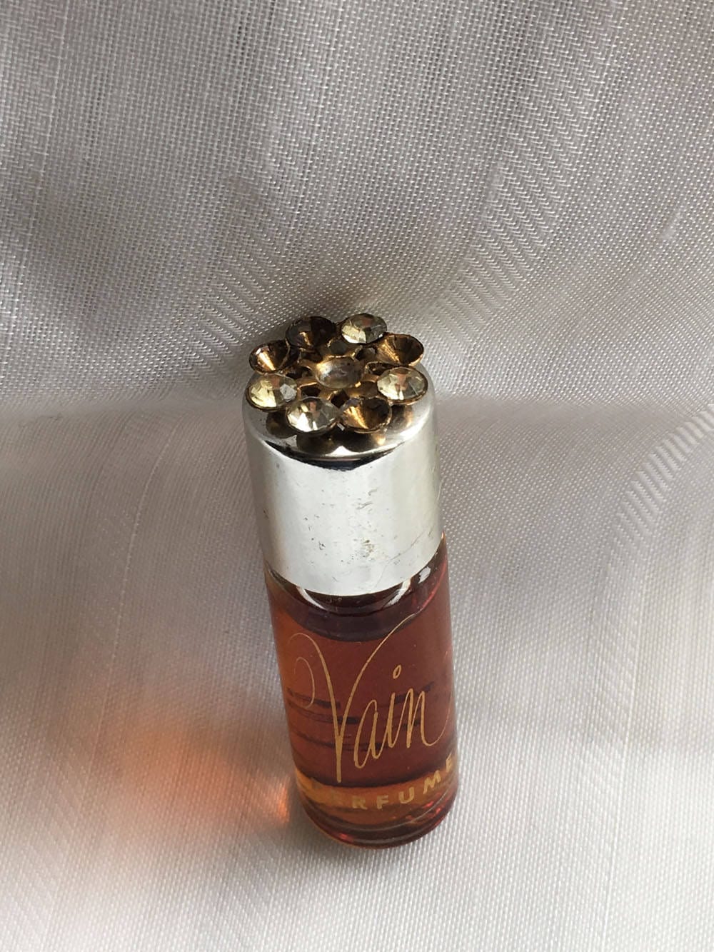 Vintage Vain Perfume Von Tilford Toilettenartikeln // 1 Schluck > Unbenutzte Volle Flasche Mit Einigen Strasssteinchen Darauf Belassen von Etsy - historyofagirl