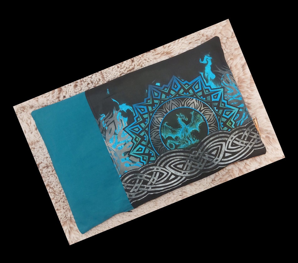 Bio Körnerkissen, Personalisierbar, Mit Inlett, 22x35 cm, Kirschkernkissen, Rapskissen, Dinkelkissen, Wärmekissen, Drache, Dragon, Keltisch Bio Körnerkissen, Personalisierbar, Mit Inlett, 22x35 cm, Kirschkernkissen, Rapskissen, Dinkelkissen, Wärmekissen, Drache, Dragon, Keltisch von Etsy - hoamARTgfuehl