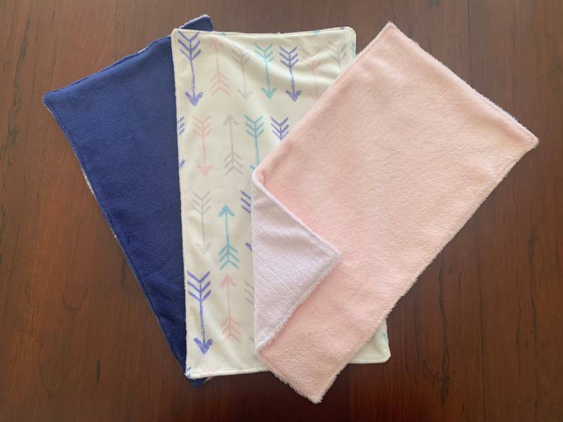 Pfeil Spucktücher Set Von 3, Mädchen, Junge, Rosa Spucktücher, Blaue Neues Baby Geschenk, Babyparty Geschenk von Etsy - honeybuglove