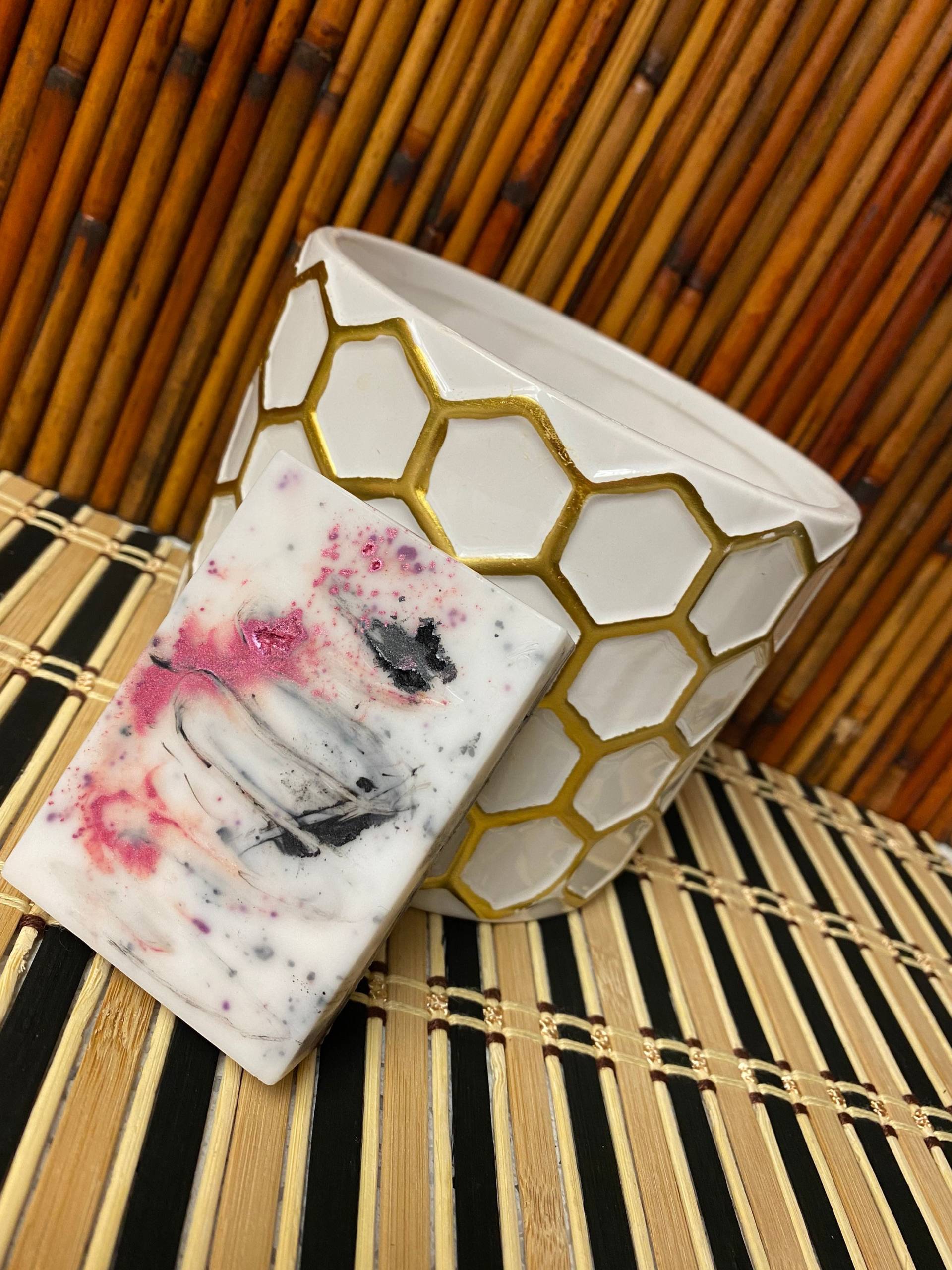 Drachenfruchtseife Drachenfruchtseife von Etsy - honeythankyou