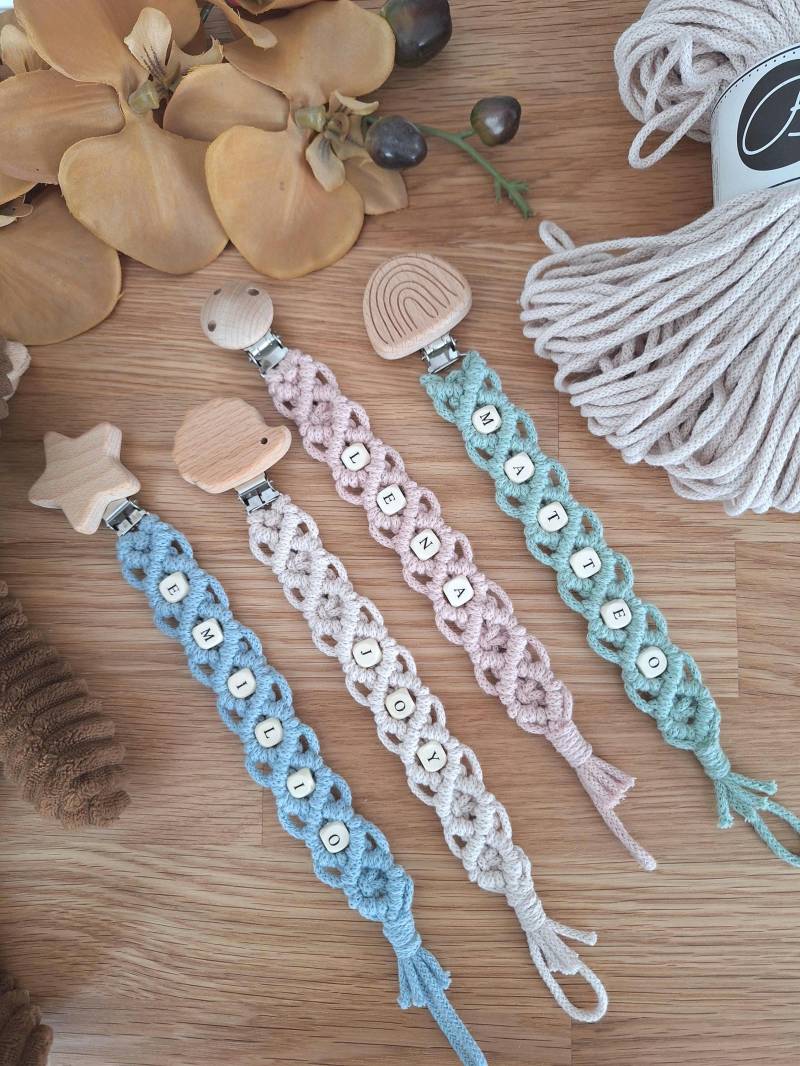 Schnullerkette Mit Namen Handgeknüpft Aus Premium Makrameegarn - Ökotex Zertifiziert Geschenk Zur Geburt, Baby, Personalisierbar von Etsy - iLOVEcandlesbyBine