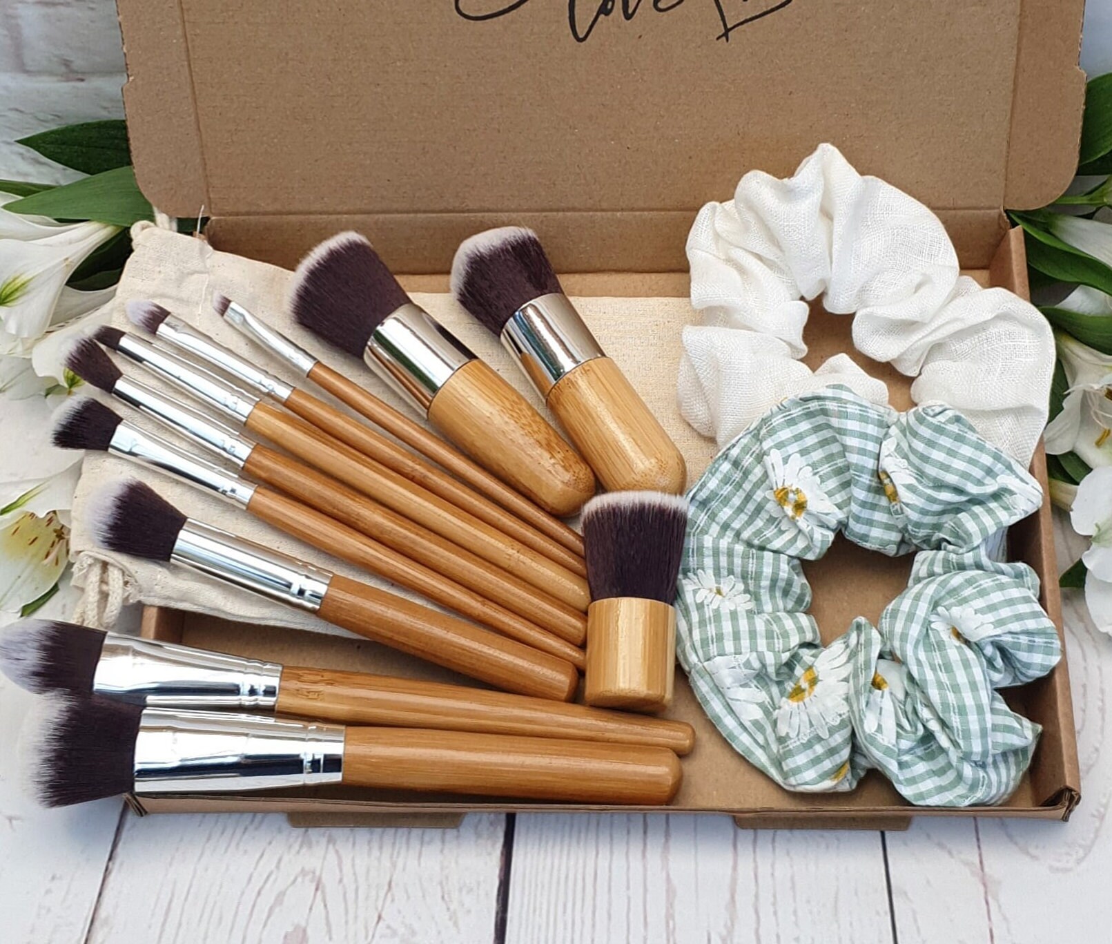 Umweltfreundliches Geschenk Für Sie 11 Stück Bambus Make-Up Pinsel + 2 Leinen-Haargummis. Natürliches, Nachhaltiges, Zero Waste Grausames Umweltfreundliches Geschenk Für Sie 11 Stück Bambus Make-Up Pinsel + 2 Leinen-Haargummis. Natürliches, Nachhaltiges, Zero Waste Grausames von Etsy - iandgeco