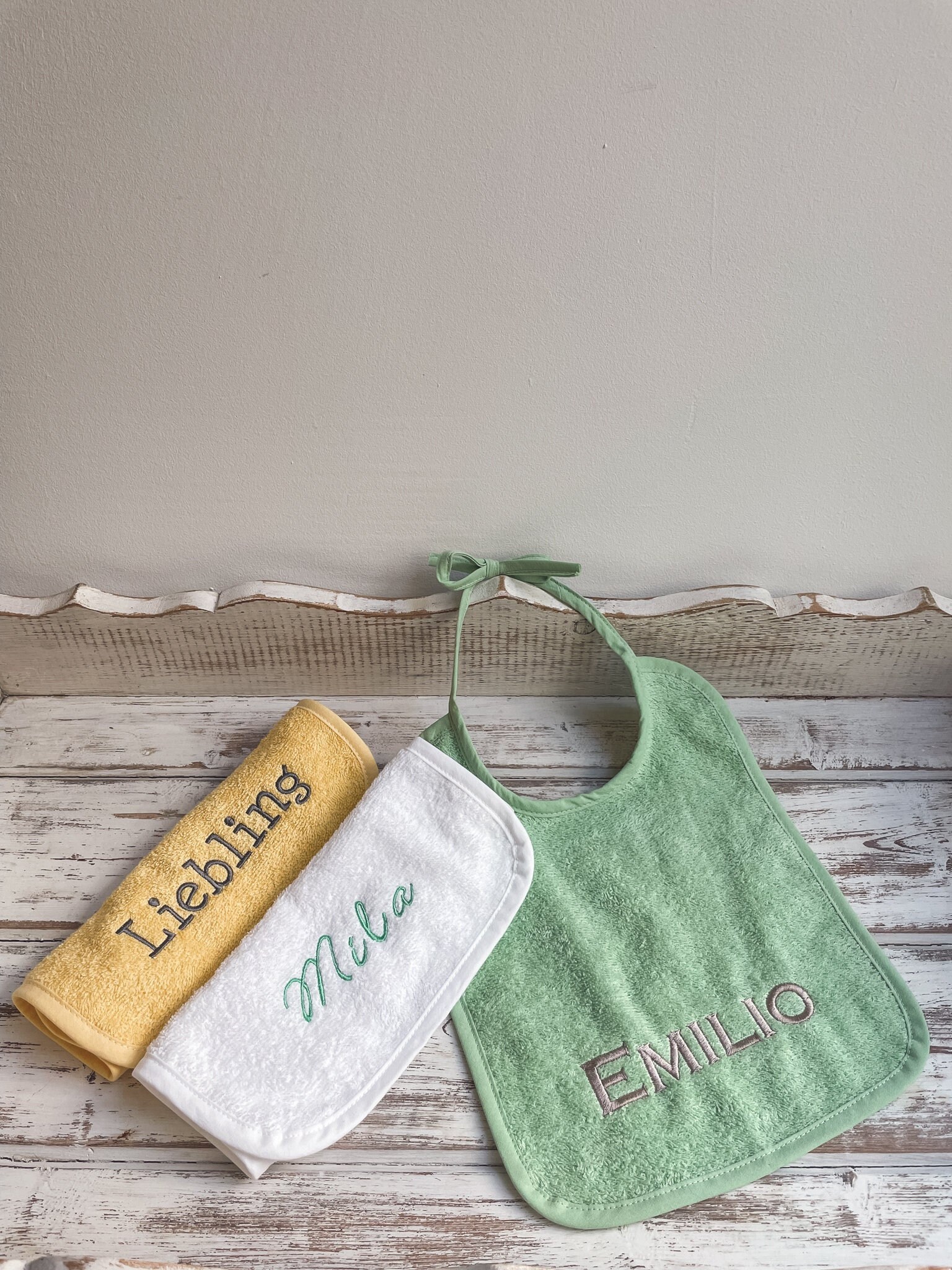 Lätzchen, Personalisiert Mit Name Oder Wort, Baby & Kinder, Geschenk, Geburt von Etsy - idadiStickerei