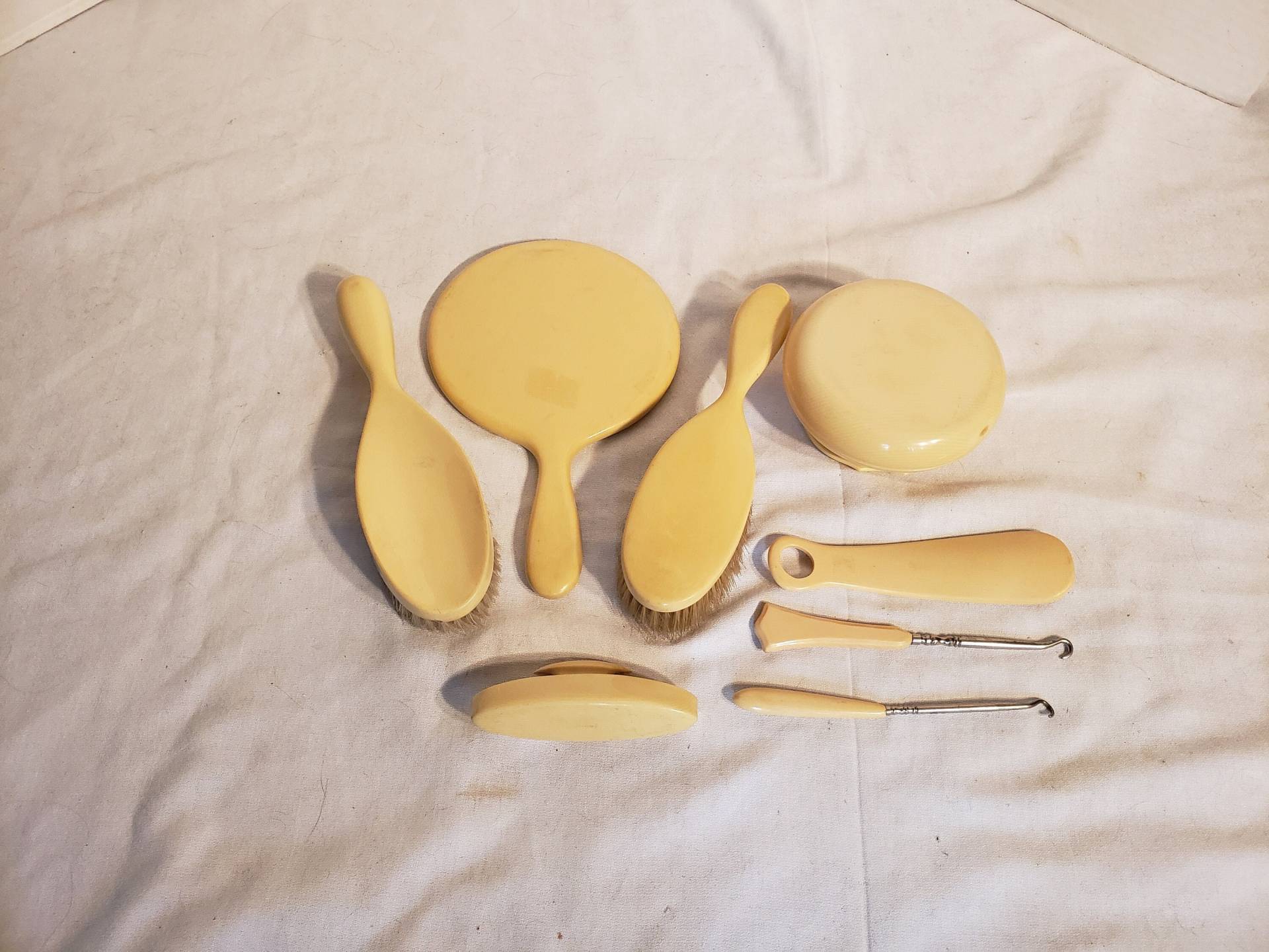 Vintage Bakelit Oder Kunststoff 10-Teiliges Art Deco Make-Up Set von Etsy - incredibleefinds