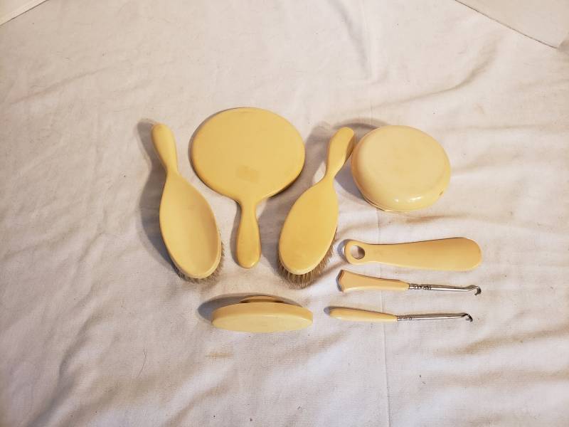 Vintage Bakelit Oder Kunststoff 10-Teiliges Art Deco Make-Up Set von Etsy - incredibleefinds