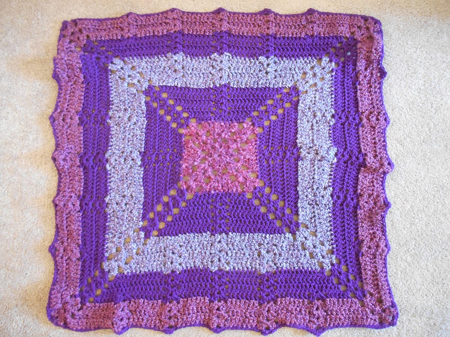 Handgehäkelte Babydecke Boho Style in Lila, Lavendel Und Rose von Etsy - jenniferh72
