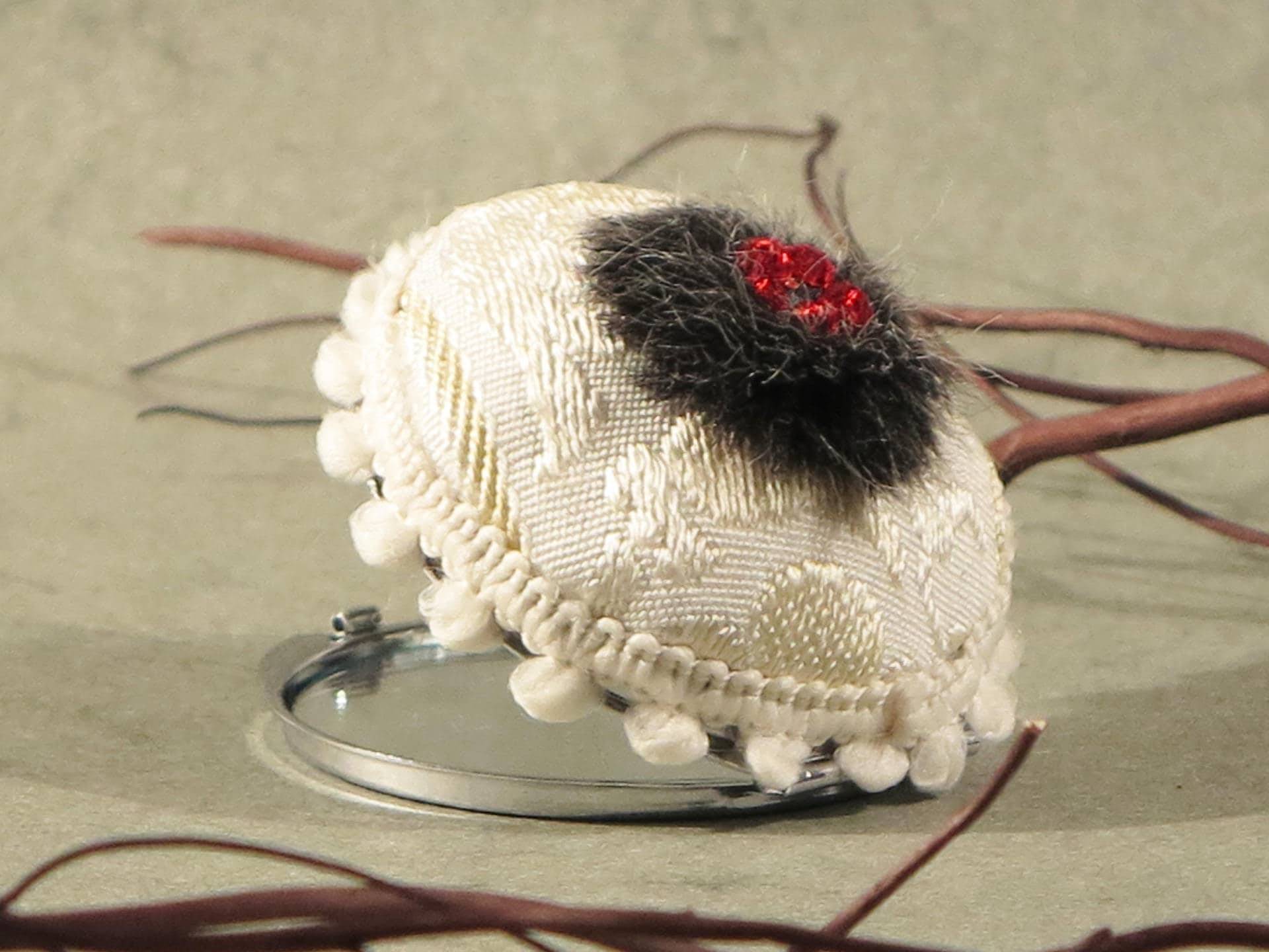 Taschenspiegel Mit Cremefarbenem Stoff Und Zopf, Kleine Rote Blume Auf Einem Kleinen Kunstfellbommel von Etsy - justeunepause