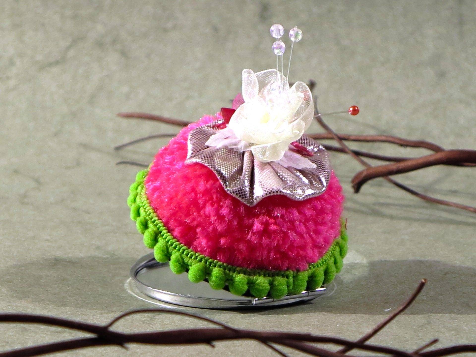 Taschenspiegel Mit Pompon Aus Grellrosa Wolle, Grünem Zopf Und Zentralen Rosa Cremefarbenen Blumen von Etsy - justeunepause