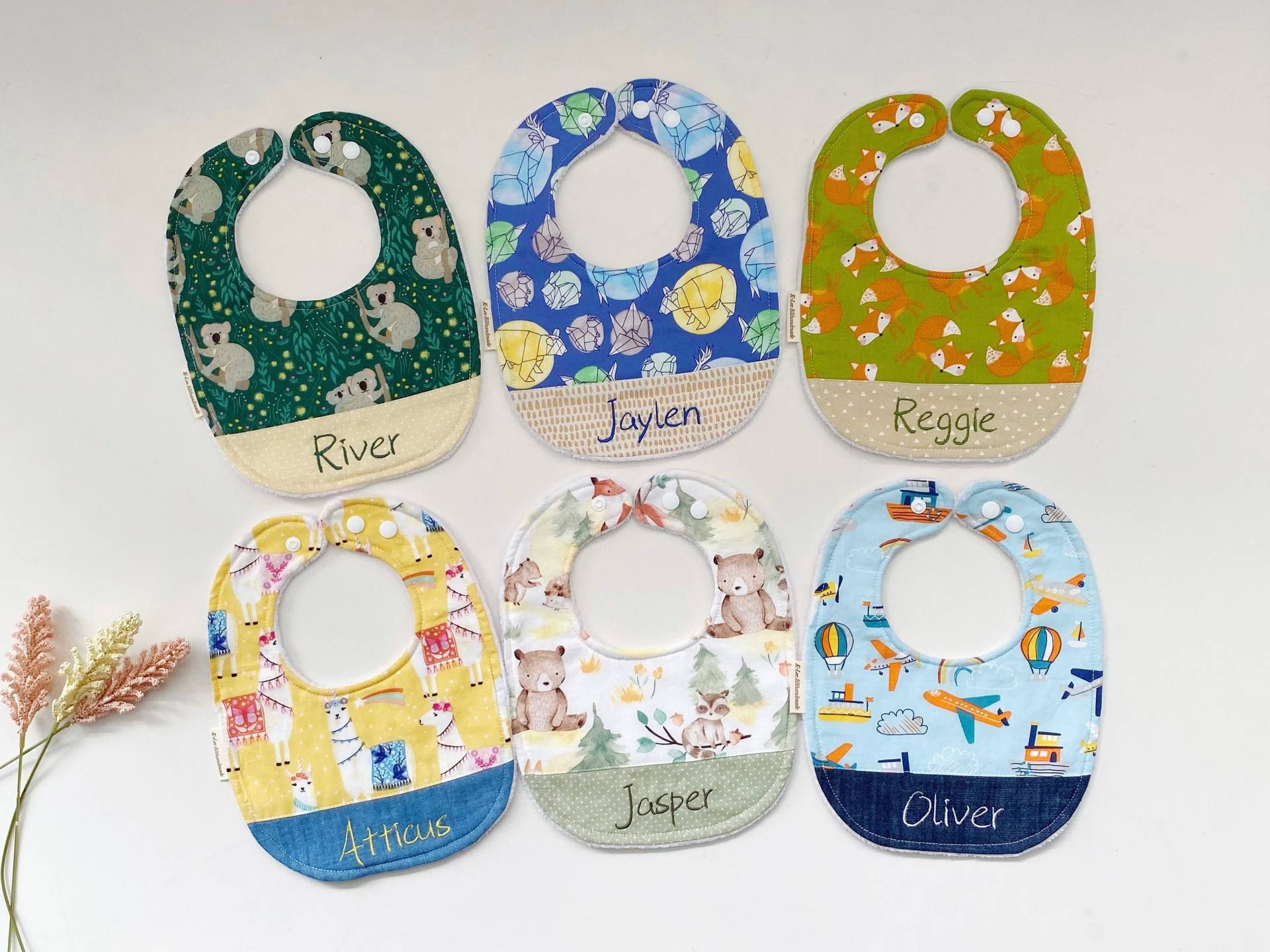 Personalisierte Jungen Lätzchen, Geburtstag Baby Baby-Geschenk, Bündel Tiere Babyparty, 13 Schriftarten - 7 Stile von Etsy - kleebbhandmade