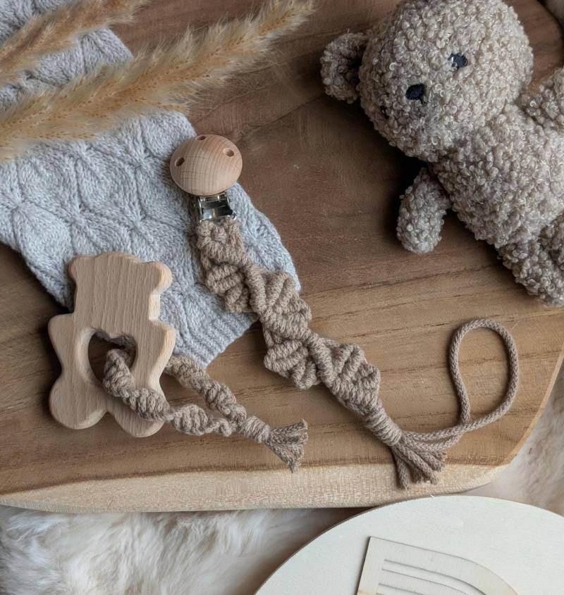 Geschenk Set Baby | Personalsierte Schnullerkette Greifling Makramee Hallo von Etsy - kleinundfeinbyariela