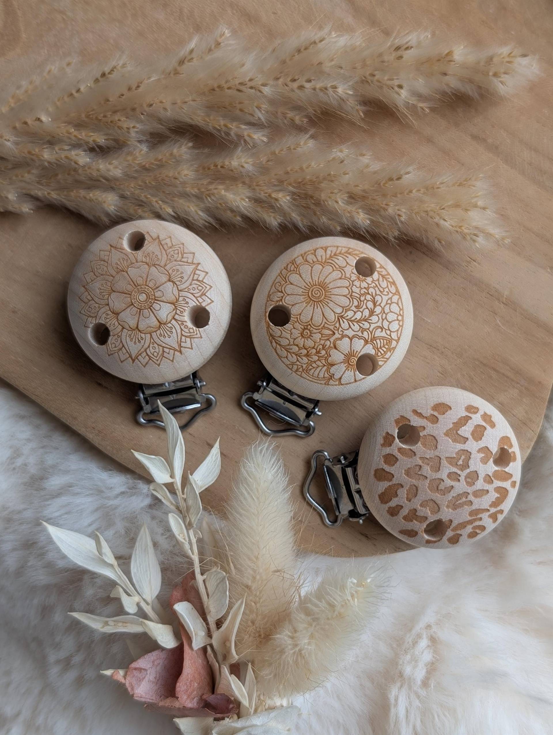 Personalisierte Holzclips Für Schnullerketten - Naturmaterialien Mit Gravur | Mandala, Blumen & Leo Handmade Baby Zubehör von Etsy - kleinundfeinbyariela