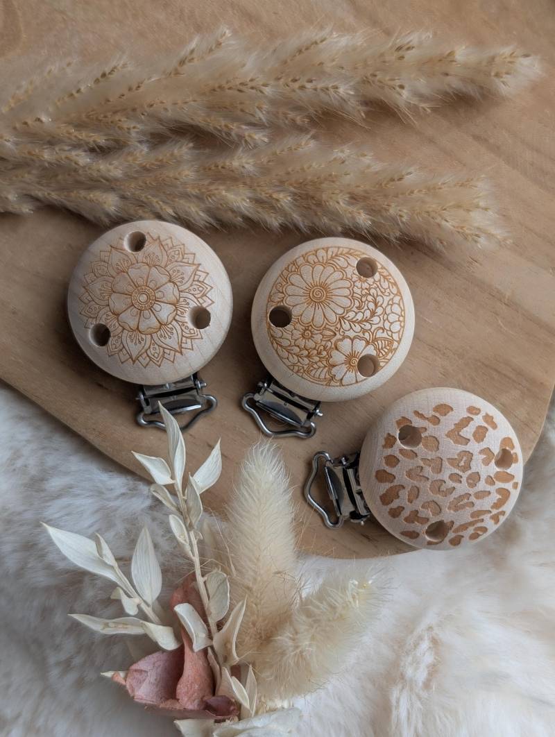 Personalisierte Holzclips Für Schnullerketten - Naturmaterialien Mit Gravur | Mandala, Blumen & Leo Handmade Baby Zubehör von Etsy - kleinundfeinbyariela