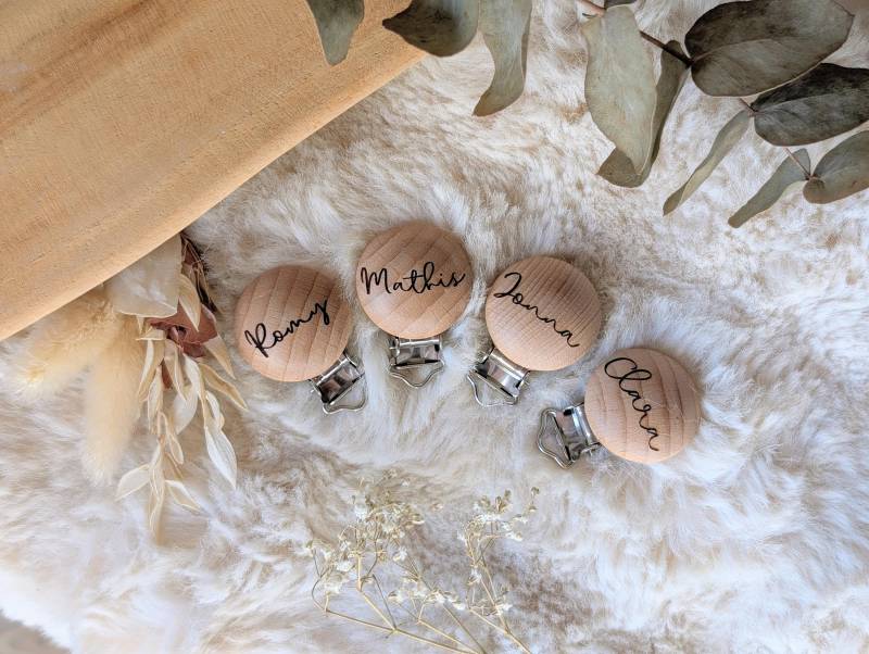 Personalisierter Schnullerclip Mit Namen Aus Holz | Schnullerkette Personalisiert Baby Geschenk Geburt Boho Zubehör Mädchen Junge von Etsy - kleinundfeinbyariela