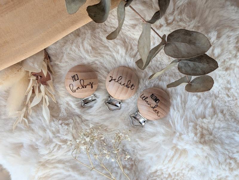 Schnullerclip Mit Spruch Aus Holz | Baby Geschenk Schnuller Halter Boho Clip Gravur Neutral Diy Zubehör von Etsy - kleinundfeinbyariela