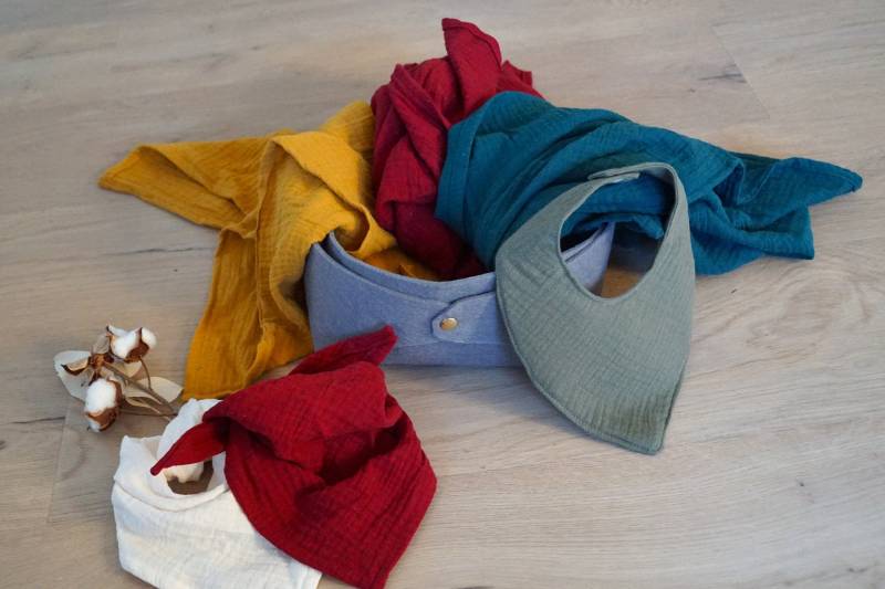 Geschenkset Zur Geburt | M - Spucktuch Dreieckstuch Wasserdichtes Sabberlätzchen Personalisierbar Bio-Musselin von Etsy - kleinundkuschelig