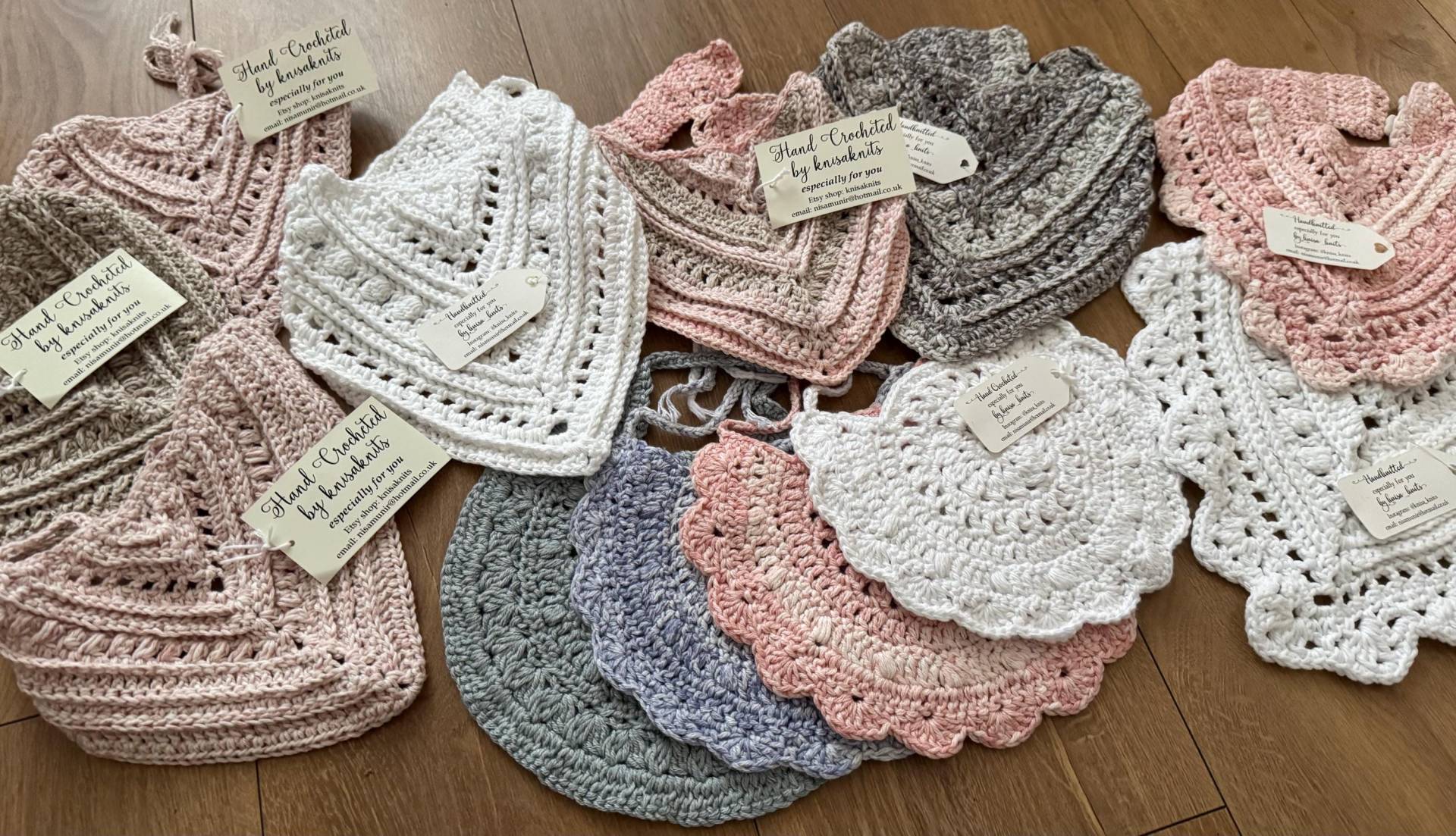 Handgehäkelte Baby Dribbeln Lätzchen. Wählen Sie Aus 4 Stilen Bandana-Stil Zuknöpfbar, Krawatten-Stil; Bandana Bogenkante Zum Knöpfen. Vintage von Etsy - knisaknits
