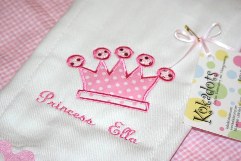 Personalisierte Mädchen Spucktuch, Prinzessin Kronen Applizierte Rosa Baby Spucktuch von Etsy - kokadots