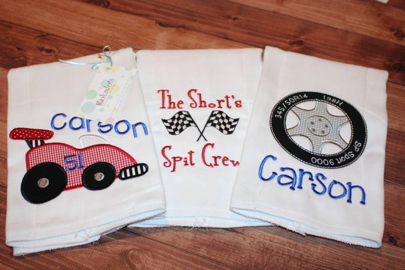 Rennauto Spucktuch, Auto Personalisierte Jungen Spucktuch Mit Monogramm, Junge Baby Geschenk von Etsy - kokadots