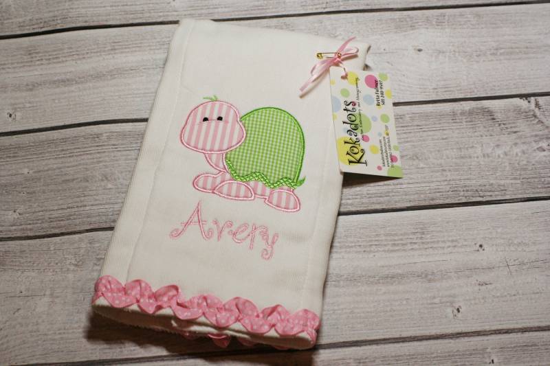 Schildkröte Spucktuch, Personalisierte Mädchen Applizierte Rosa Und Grün Baby Geschenk von Etsy - kokadots