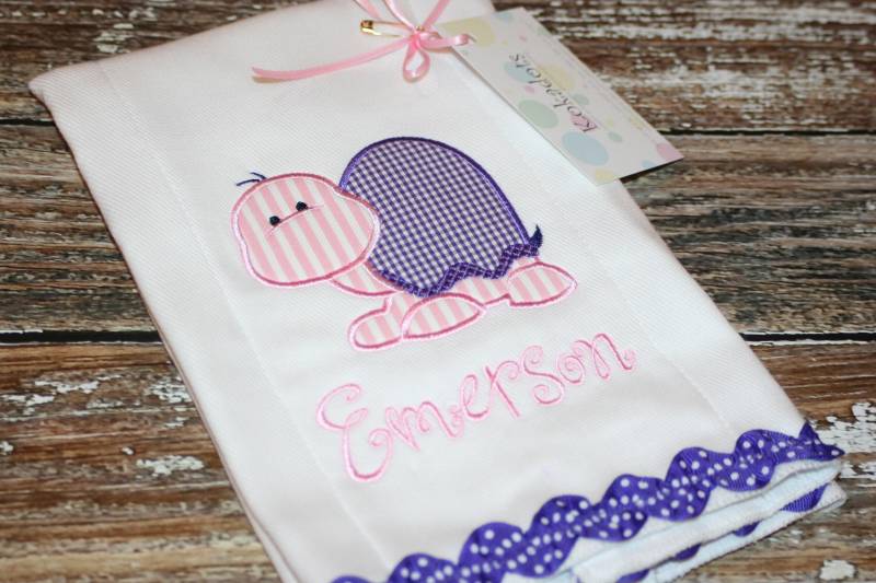 Schildkröte Spucktuch, Personalisierte Mädchen Applizierte Rosa Und Lila Baby Geschenk von Etsy - kokadots