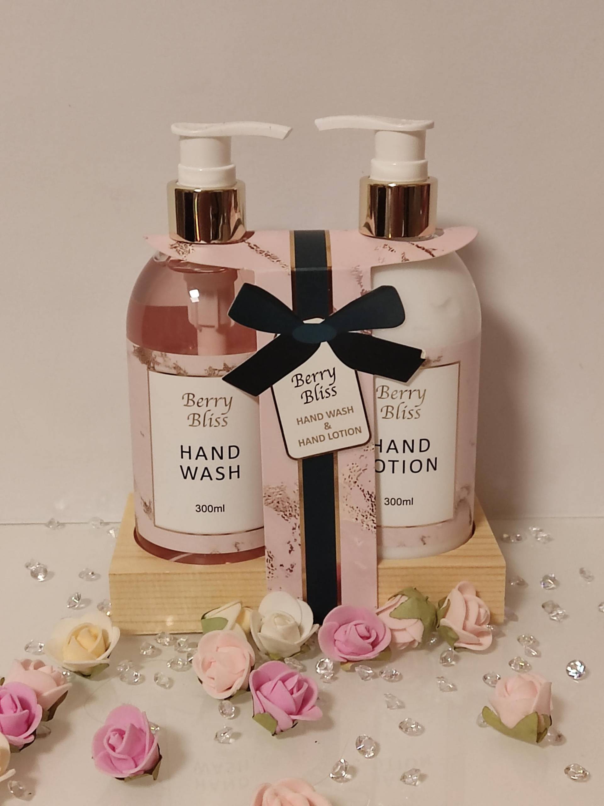 Geschenkset Premium Handwash & Handlotion Set 300 Ml Berry Bliss Pumpspender Holzdisplay Wellness Geschenk Und Pflege Geschenkset Premium Handwash & Handlotion Set 300 Ml Berry Bliss Pumpspender Holzdisplay Wellness Geschenk Und Pflege von Etsy - kreativNRW
