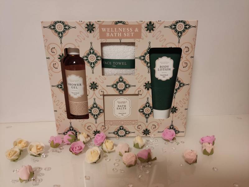 Wellness Geschenkset Ylang-Ylang & Neroli - Bade-Set Mit Handtuch, Bodylotion, Duschgel Und Badesalz Entspannendes Spa-Set Geschenkidee Wellness Geschenkset Ylang-Ylang & Neroli - Bade-Set Mit Handtuch, Bodylotion, Duschgel Und Badesalz Entspannendes Spa-Set Geschenkidee von Etsy - kreativNRW