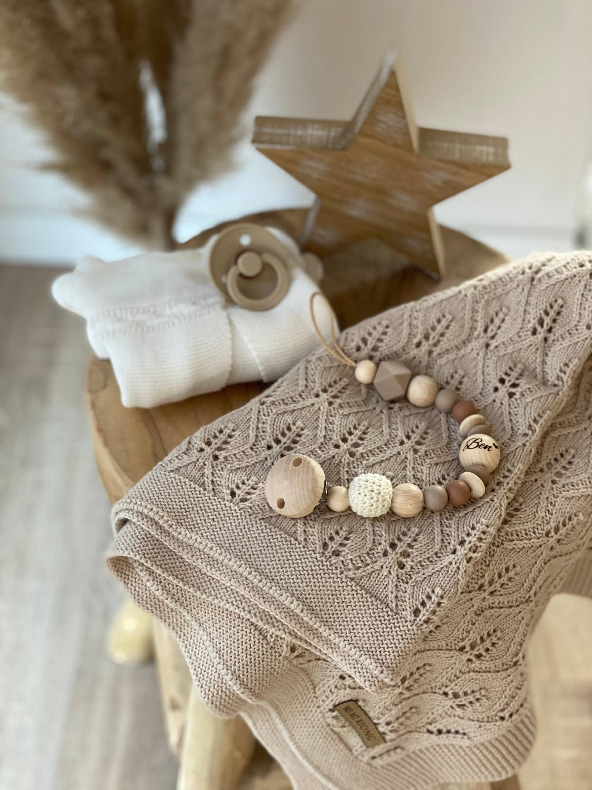Schnullerkette Mit Gravierter Holzperle/ Multicolor von Etsy - kuestenperlenfabrik
