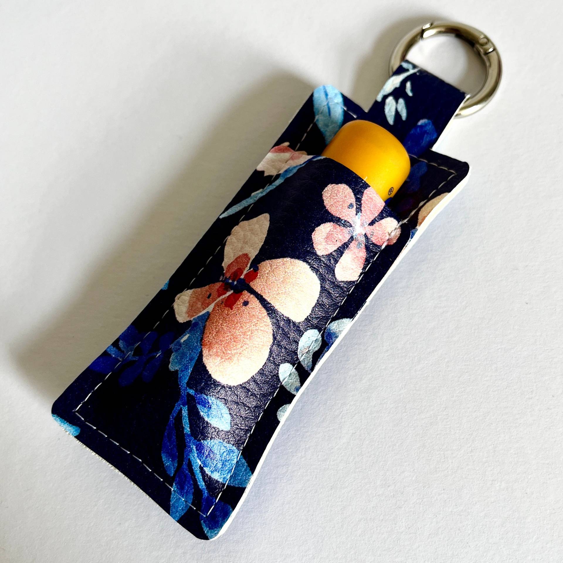 Schlüsselanhänger | Lippenbalsam Kunstleder Karabiner Anhänger Blau Floral Blüten Schlüsselanhänger | Lippenbalsam Kunstleder Karabiner Anhänger Blau Floral Blüten von Etsy - kunterundbunter