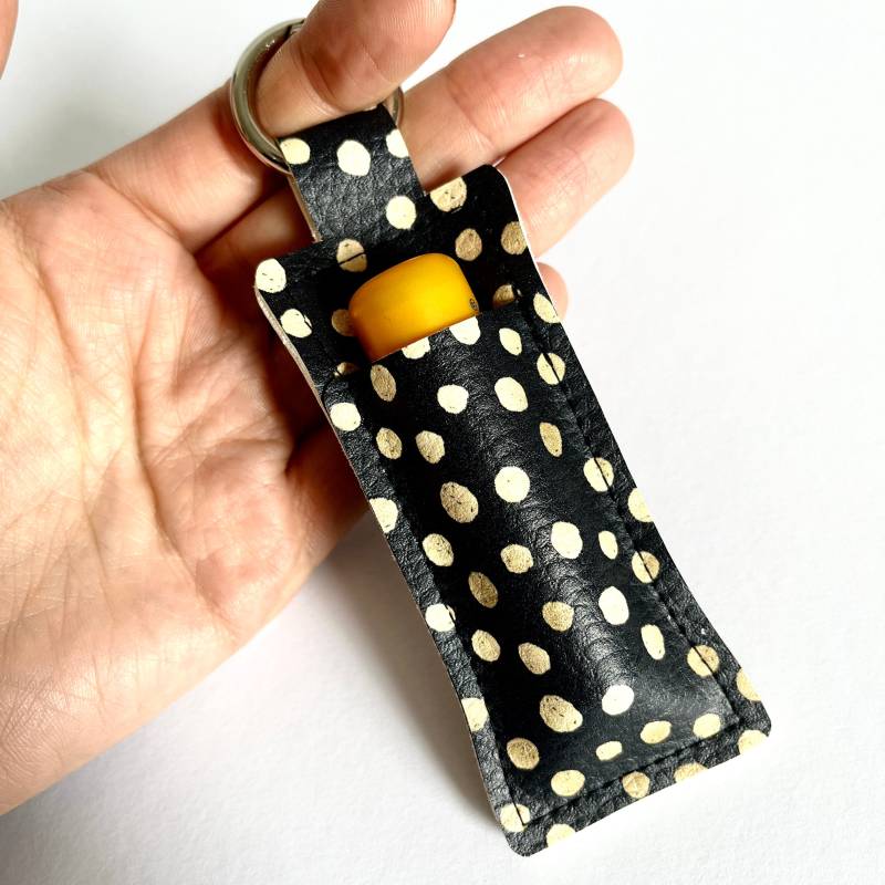 Schlüsselanhänger | Lippenbalsam Kunstleder Karabiner Anhänger Schwarz Gold Punkte Schlüsselanhänger | Lippenbalsam Kunstleder Karabiner Anhänger Schwarz Gold Punkte von Etsy - kunterundbunter
