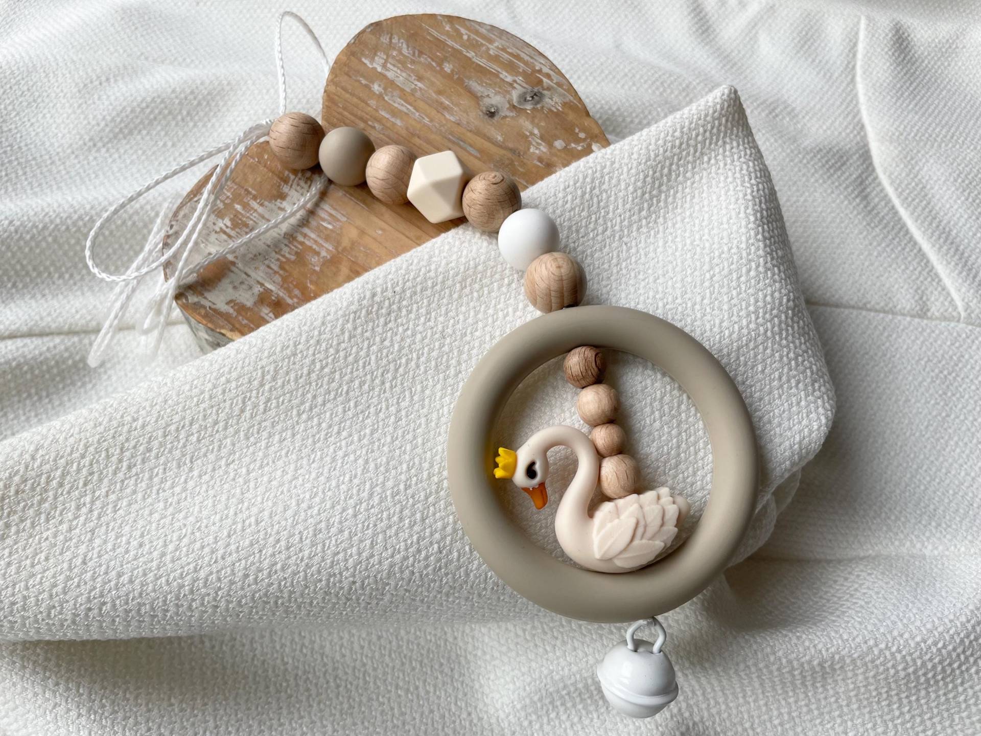 Anhänger Für Die Babyschale Und Spielbogen Mit Schwan Als Geschenk Zur Geburt, Maxicosi Anhänger Für Die Babyschale Und Spielbogen Mit Schwan Als Geschenk Zur Geburt, Maxicosi von Etsy - lamonadashop