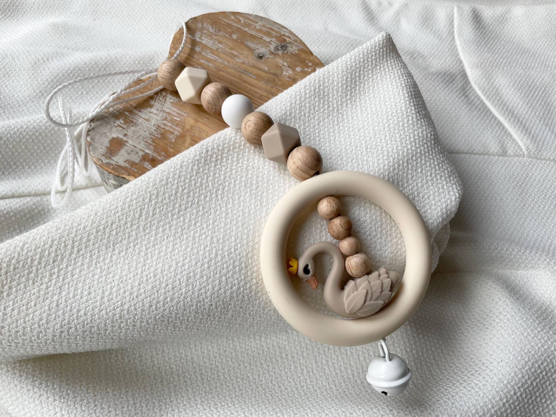 Anhänger Für Die Babyschale Und Spielbogen Mit Schwan Als Geschenk Zur Geburt, Maxicosi Anhänger Für Die Babyschale Und Spielbogen Mit Schwan Als Geschenk Zur Geburt, Maxicosi von Etsy - lamonadashop