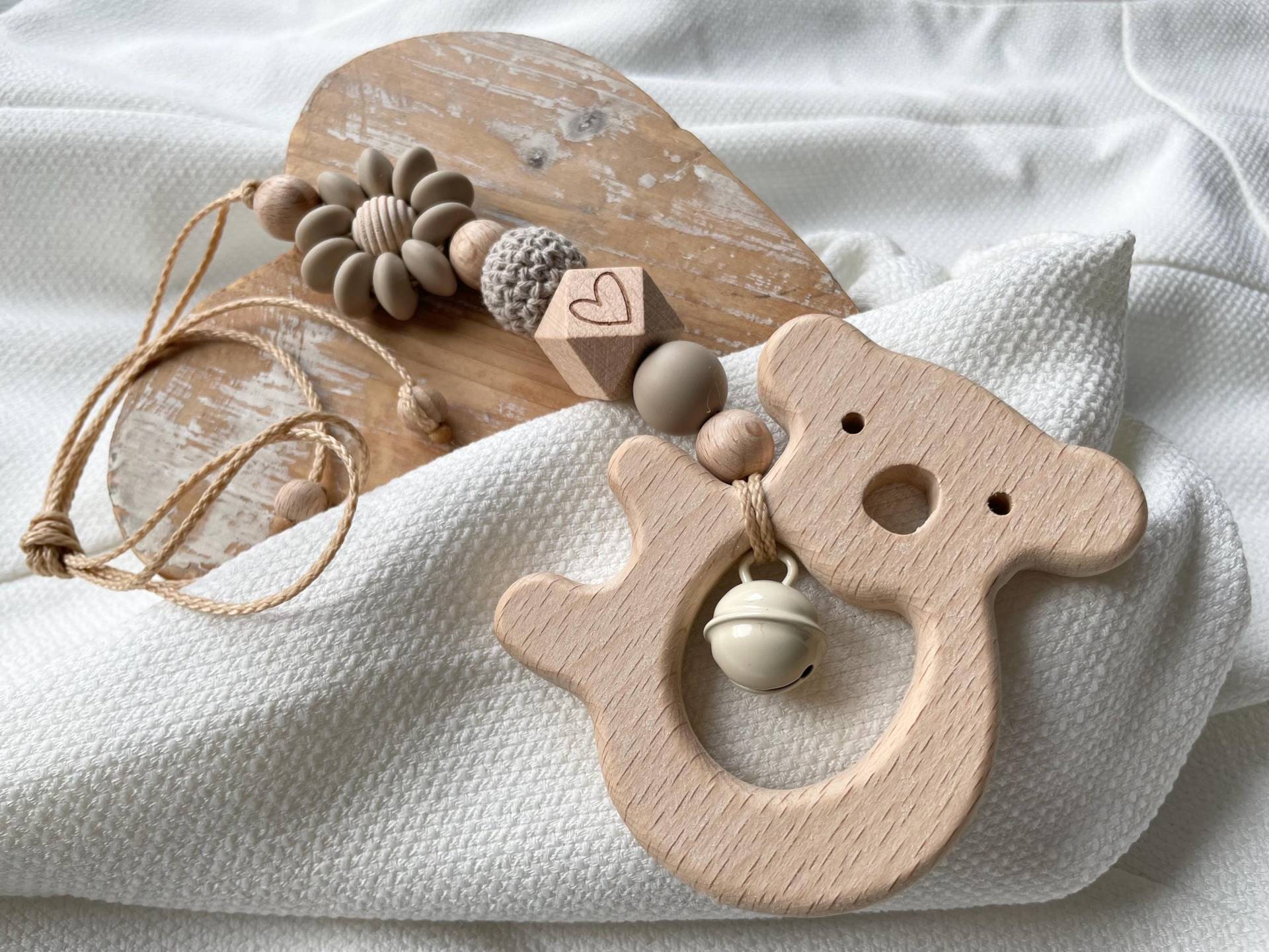 Anhänger Für Die Babyschale Und Spielbogen in Vielen Farben Mit Herz Als Geschenk Zur Geburt, Maxicosi Anhänger Für Die Babyschale Und Spielbogen in Vielen Farben Mit Herz Als Geschenk Zur Geburt, Maxicosi von Etsy - lamonadashop