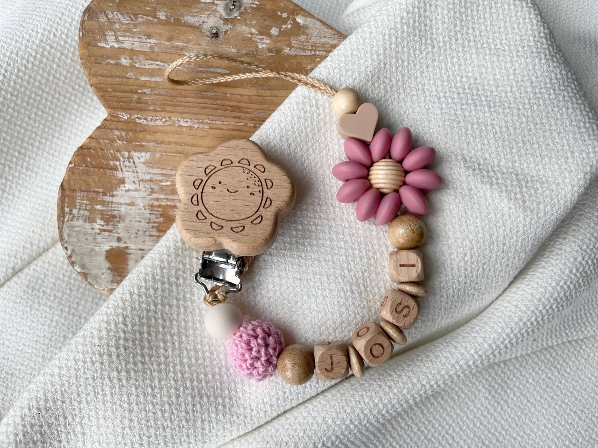 Schnullerkette Mit Namen Für Mädchen Blume Und Herz in Rosa Beige Als Geschenk Zur Geburt von Etsy - lamonadashop