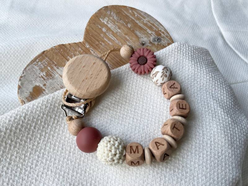 Schnullerkette Mit Namen Für Mädchen Blume in Dunkelrosa Und Weiß Als Geschenk Zur Geburt von Etsy - lamonadashop