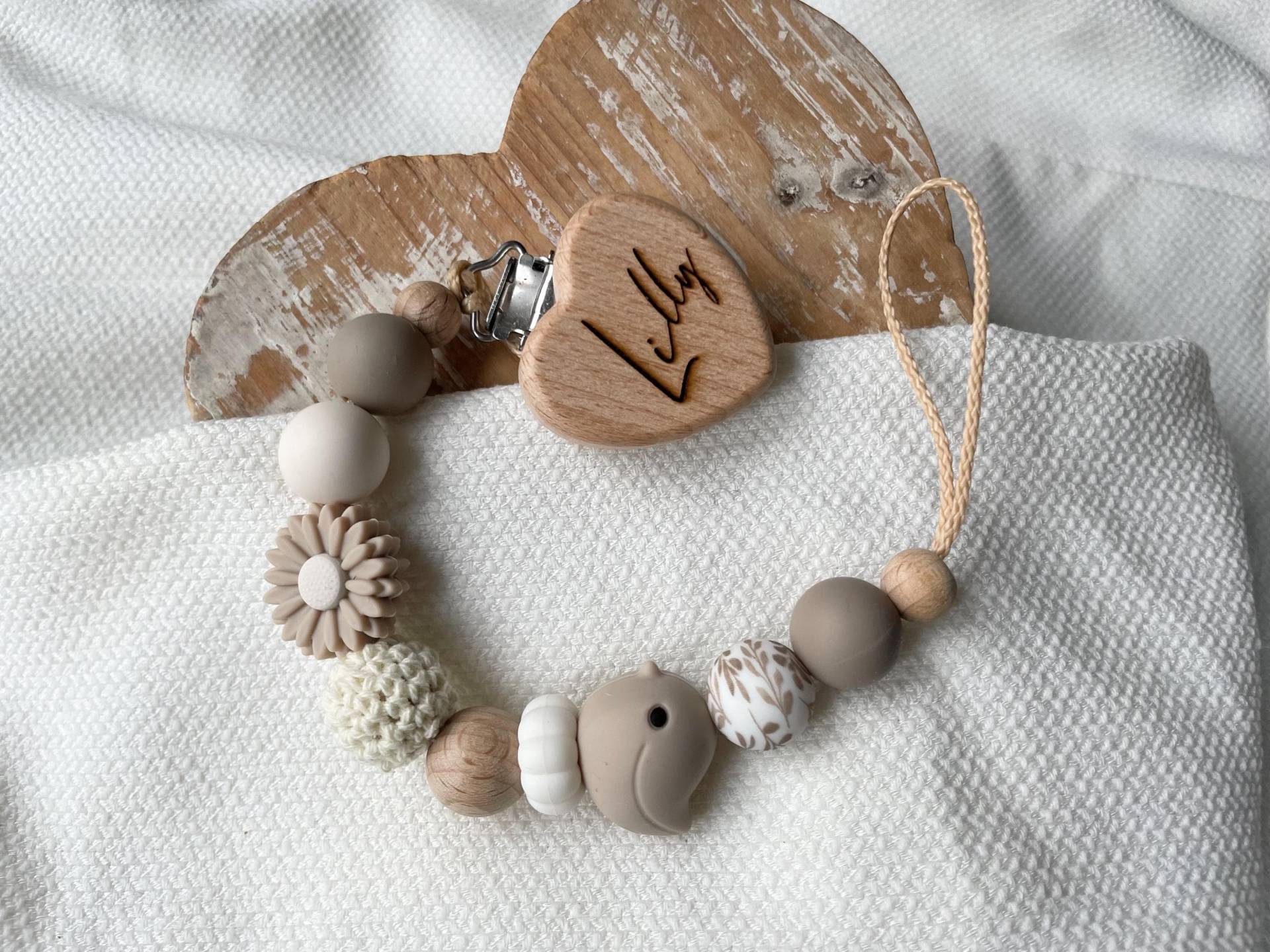 Schnullerkette Mit Namen Für Mädchen Und Jungen Vogel Blume in Taupe Creme Als Geschenk Zur Geburt Schnullerkette Mit Namen Für Mädchen Und Jungen Vogel Blume in Taupe Creme Als Geschenk Zur Geburt von Etsy - lamonadashop