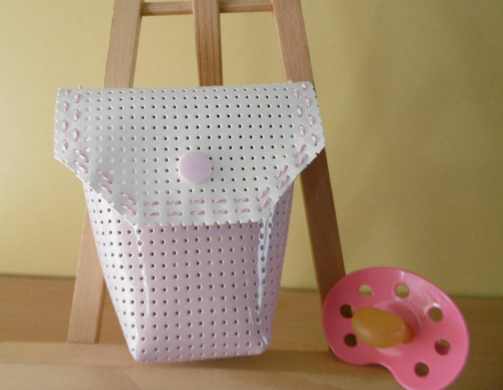 Rosafarbene Tragetasche Aus Perforiertem, Lackiertem Vinyl von Etsy - latelierdedaelounie