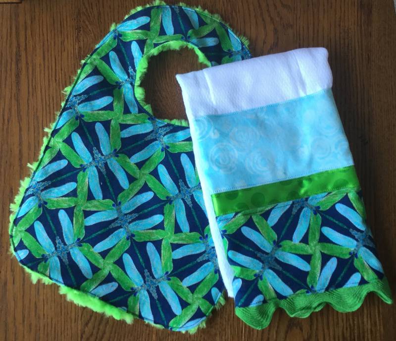 Blaue Und Grüne Libelle Minky Baby-/Kleinkind-Lätzchen Spucktuch-Set von Etsy - laurelwhite