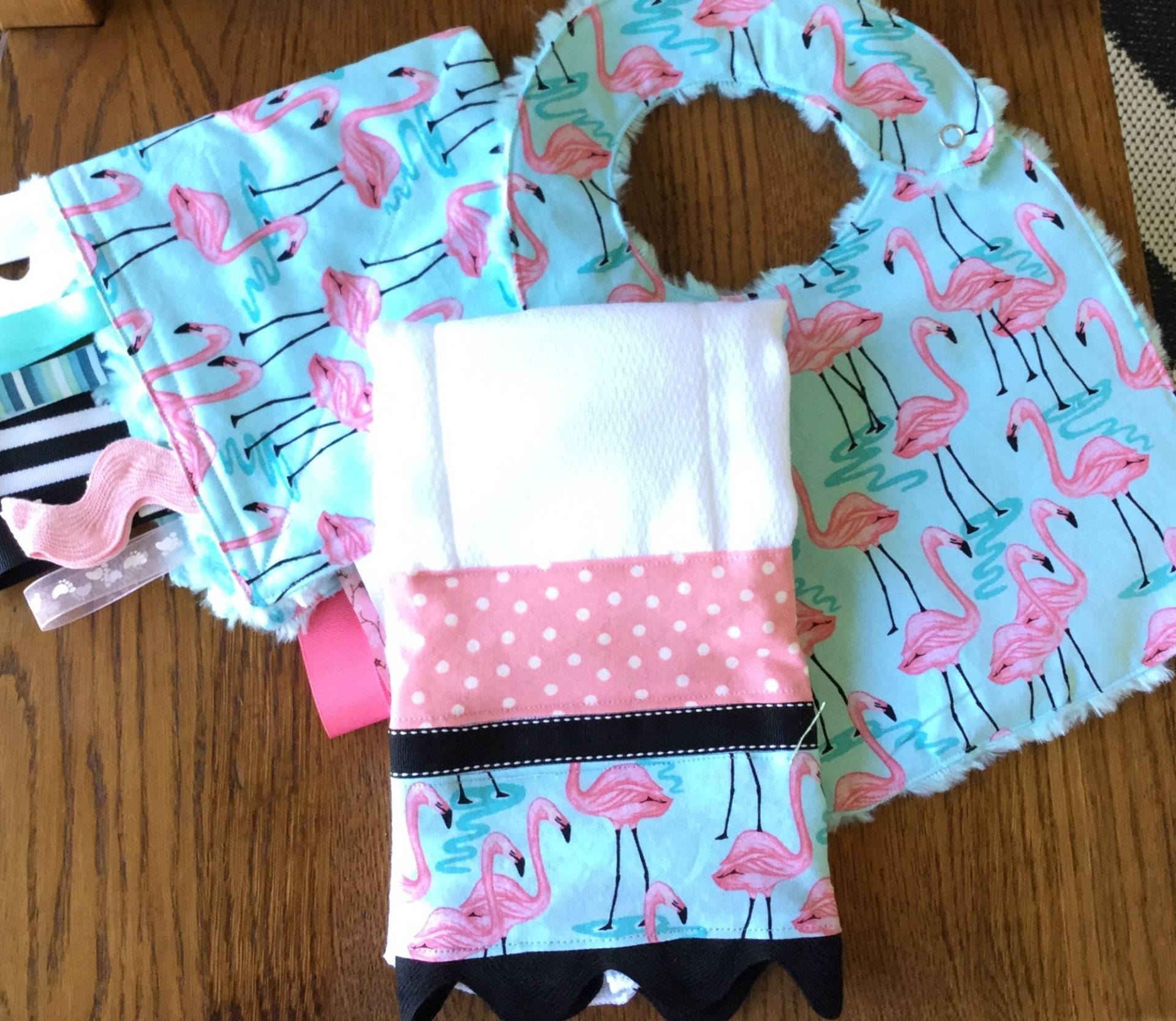 Flamingo Baby Geschenk Set - Lätzchen , Spucktuch Und Lovey von Etsy - laurelwhite