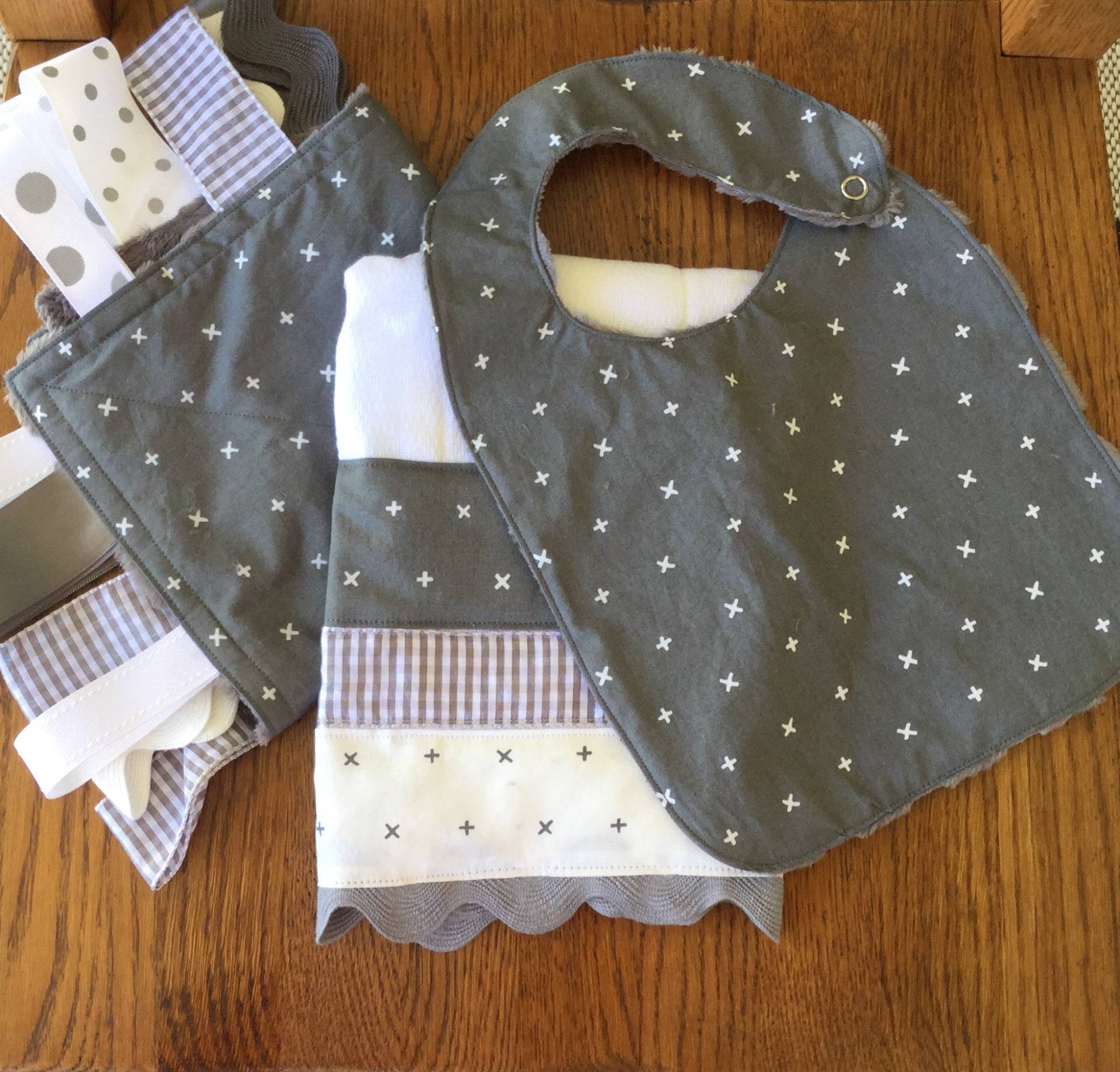 Grau Und Off-White Minky Baby/Kleinkind Lätzchen, Lovey Spucktuch Set Grau Und Off-White Minky Baby/Kleinkind Lätzchen, Lovey Spucktuch Set von Etsy - laurelwhite