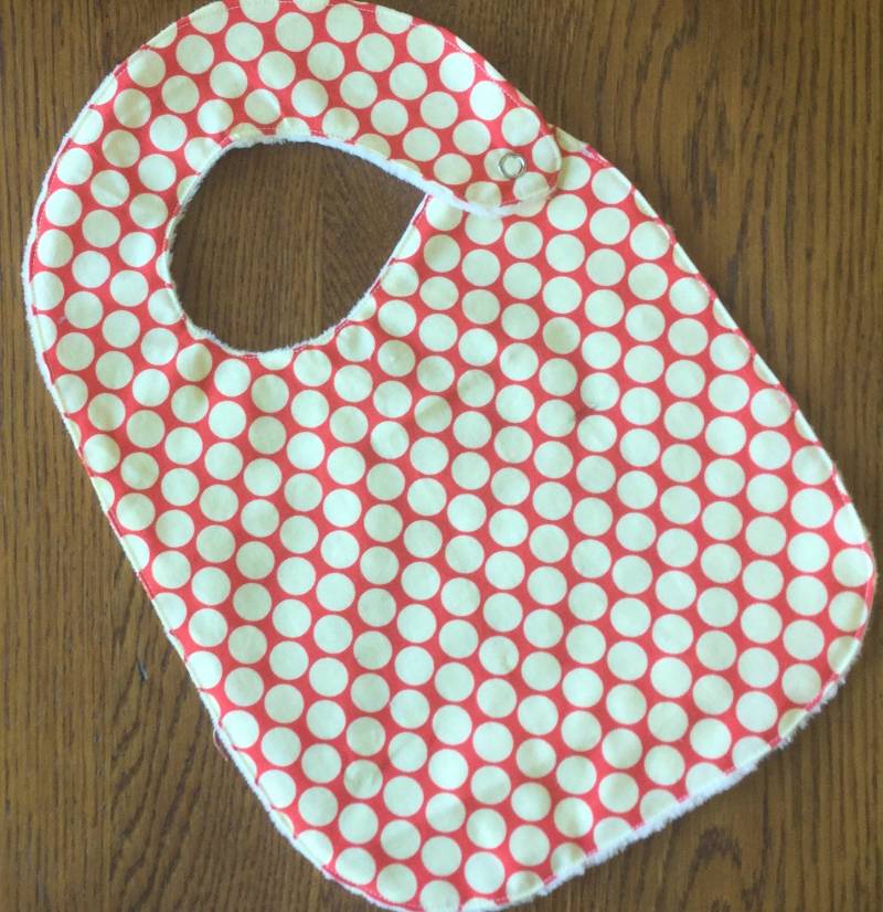 Lachs Und Creme Polka Dot Minky Baby/Kleinkind Lätzchen Lachs Und Creme Polka Dot Minky Baby/Kleinkind Lätzchen von Etsy - laurelwhite