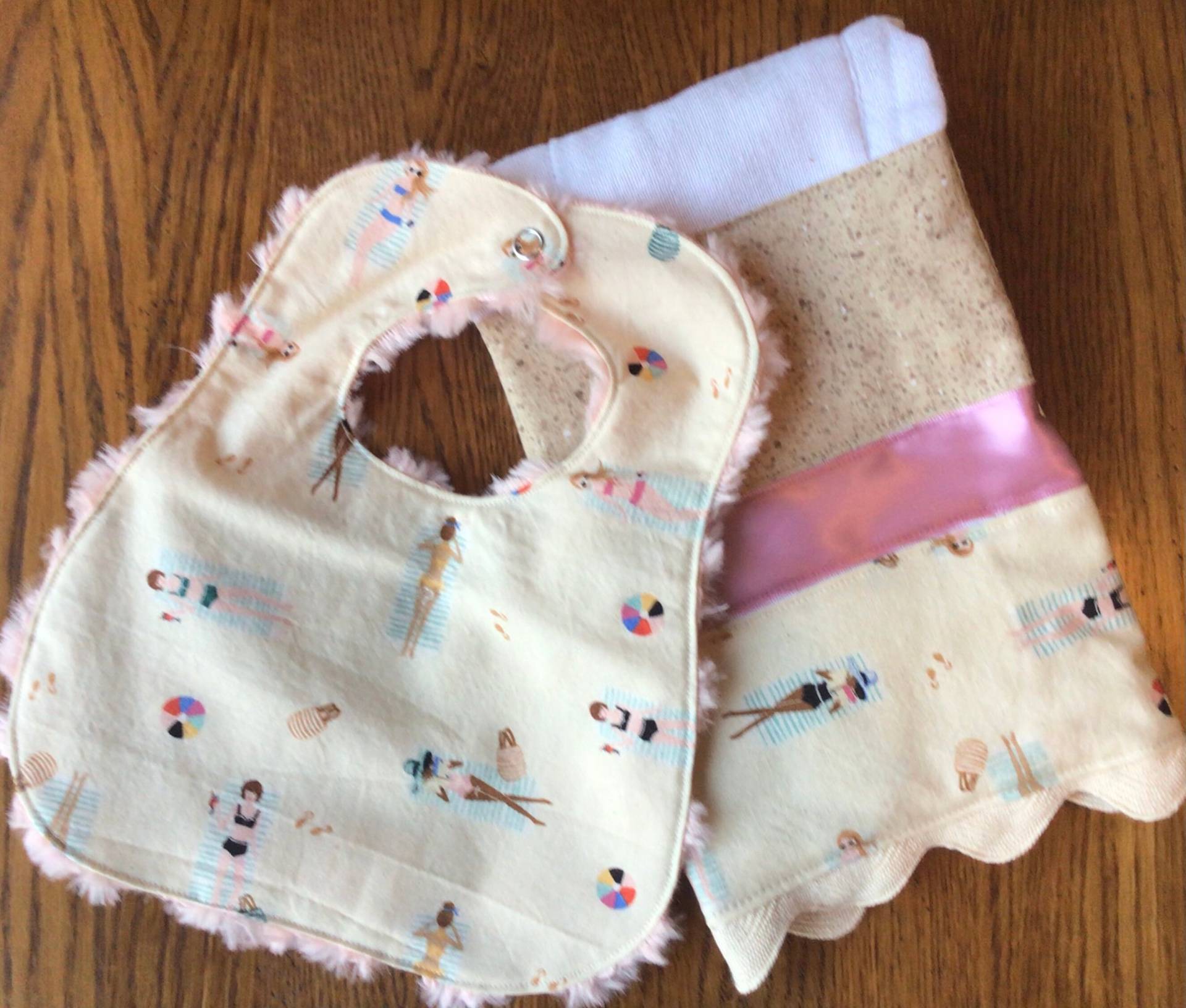Neu... Set Aus Lätzchen Und Spucktuch Von Sunbathing Beauties Für Kleinkinder Neu... Set Aus Lätzchen Und Spucktuch Von Sunbathing Beauties Für Kleinkinder von Etsy - laurelwhite