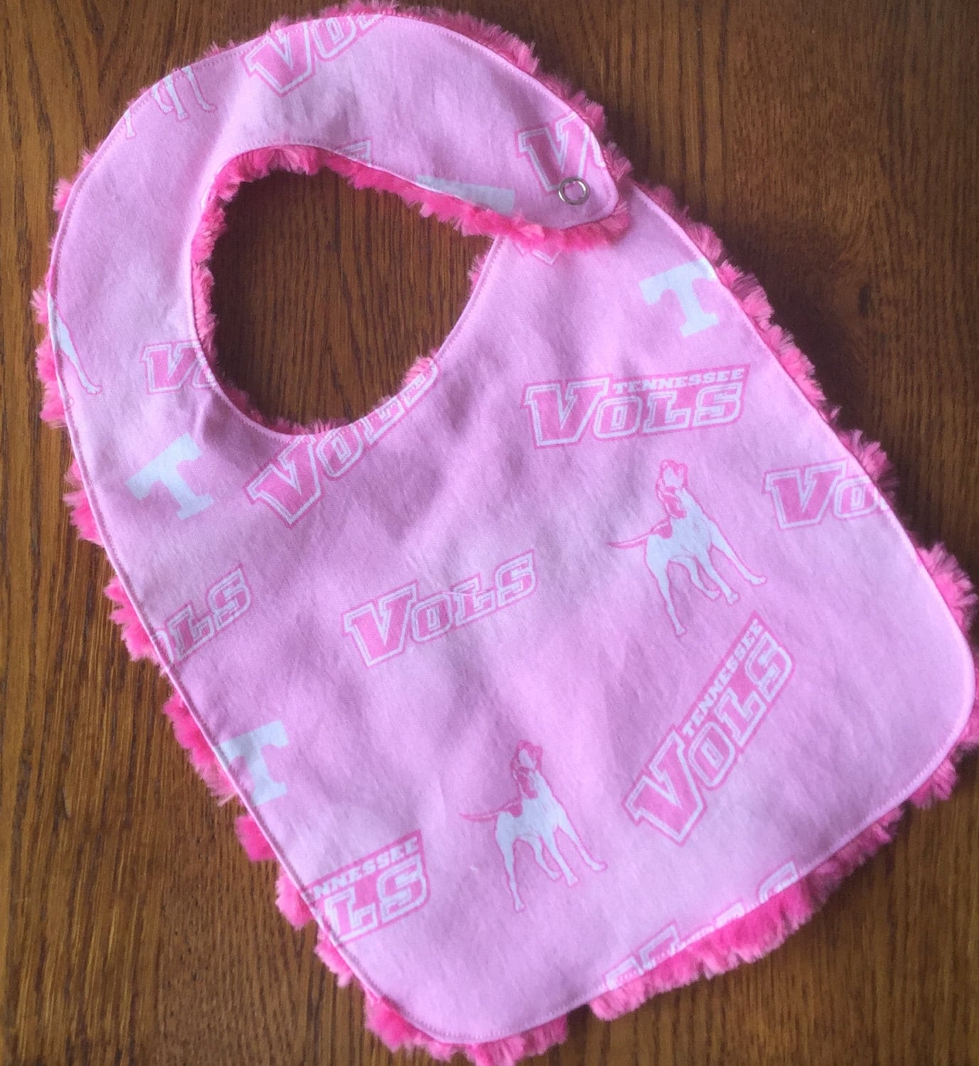 Pink Uni Tennessee Minky Baby/Kleinkind-Bib von Etsy - laurelwhite