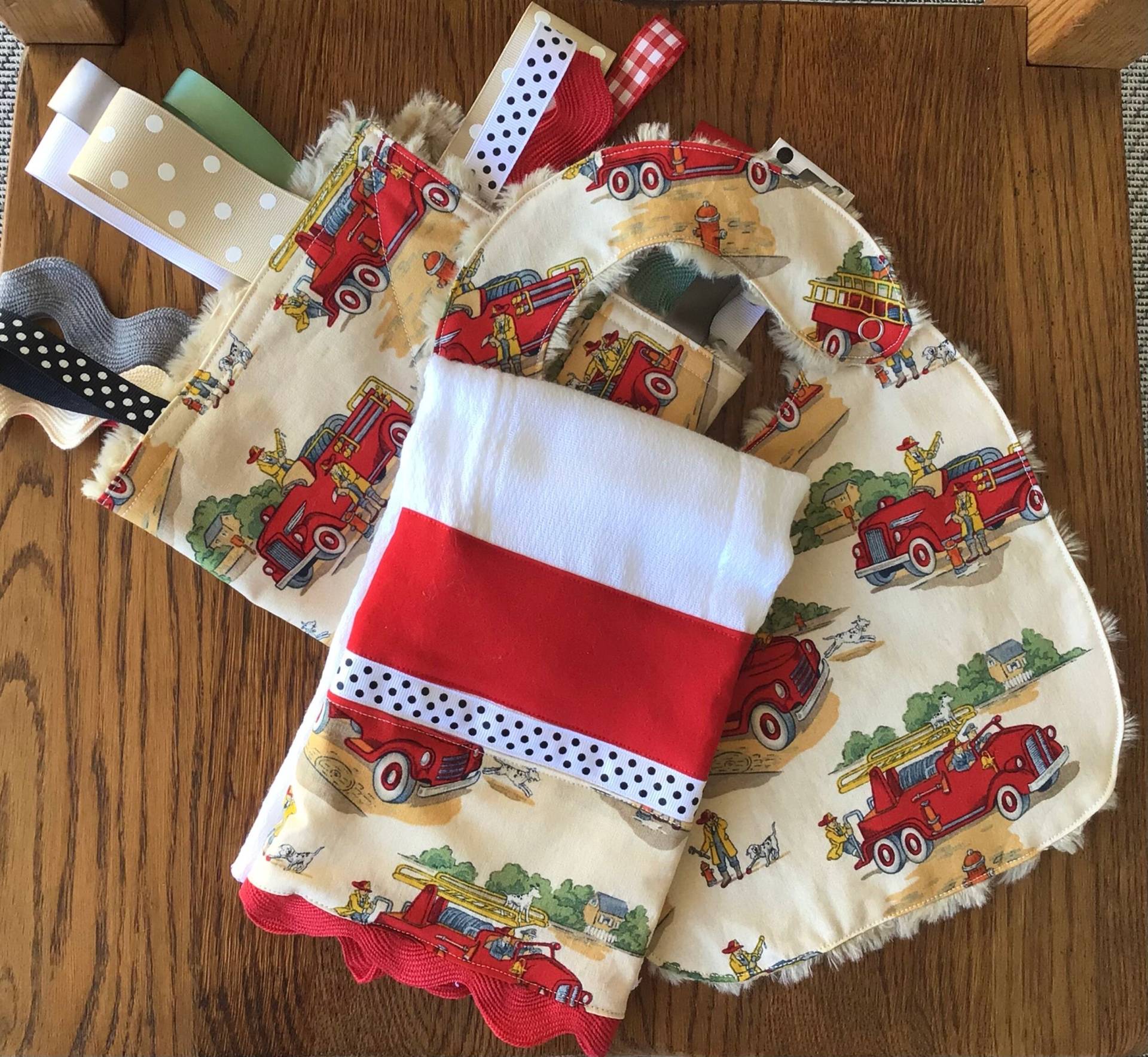 Retro Feuerwehr-Minky-Baby-/Kleinkind-Bib, Lovey Und Burp Cloth Set von Etsy - laurelwhite