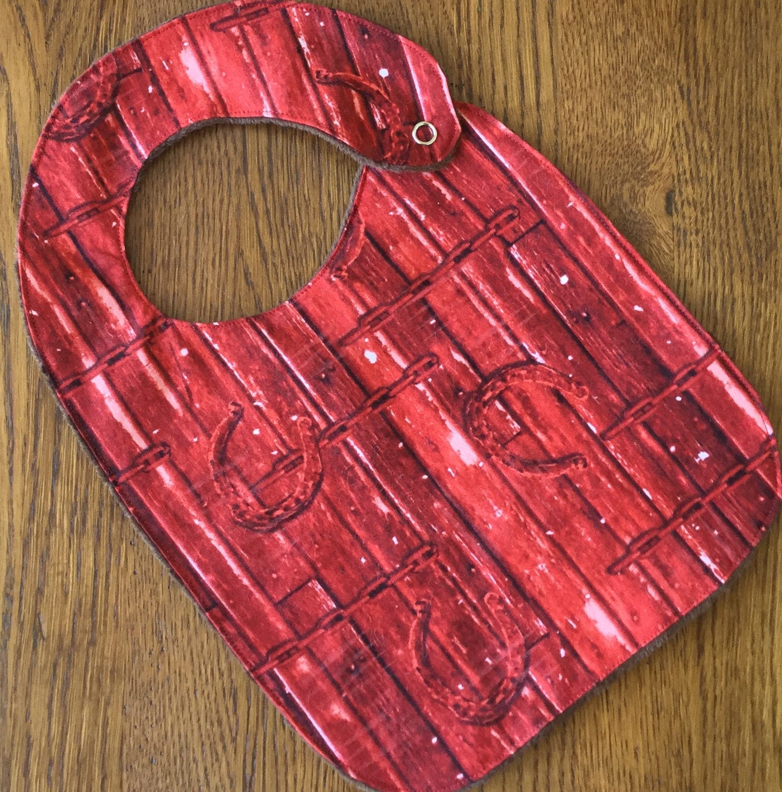 Roter Scheunen Holz Und Pferdeschuh Minky Baby/Kleinkindlätzchen von Etsy - laurelwhite