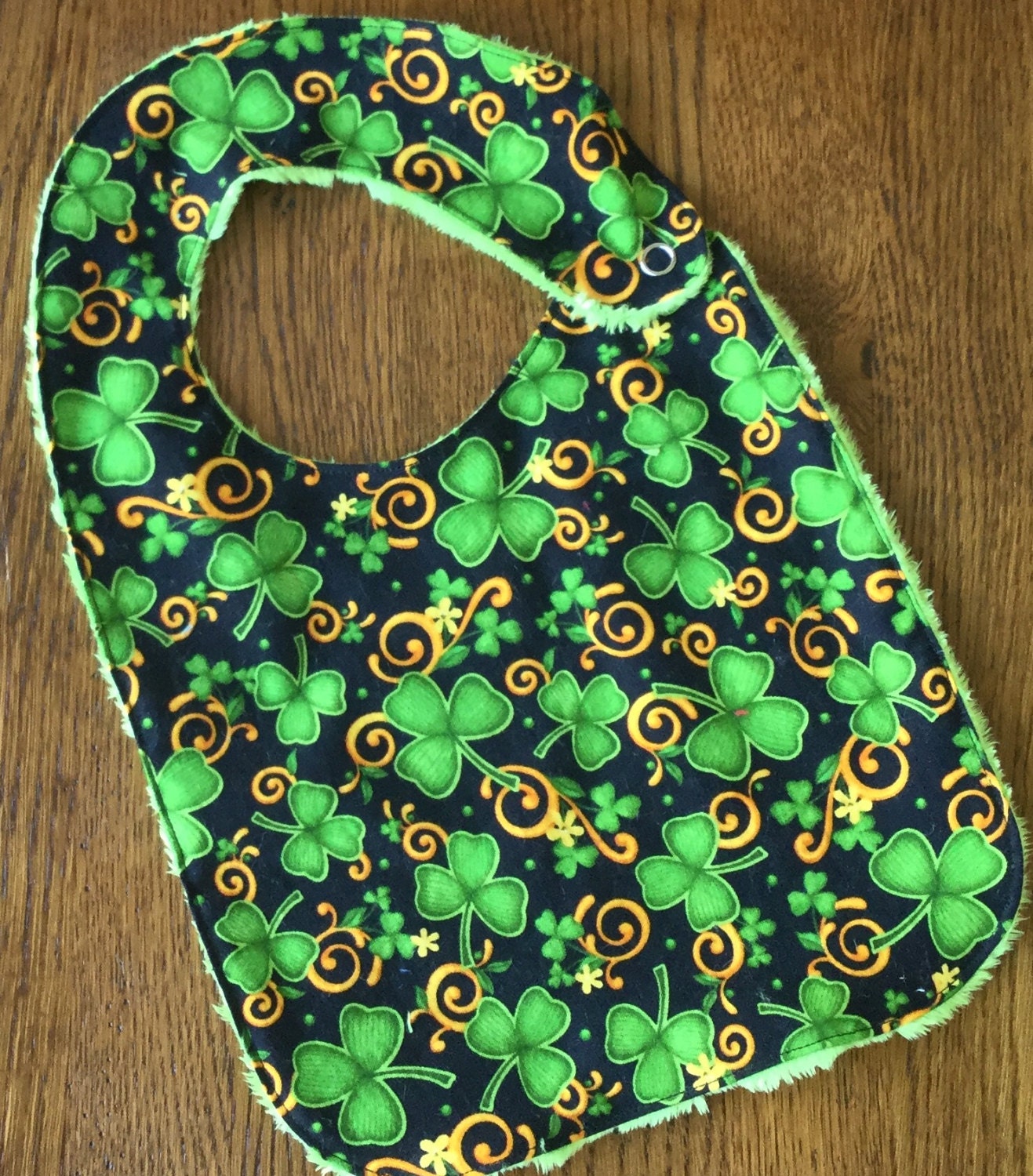 Schwarzes Kleeblatt Baby/Kleinkind Lätzchen von Etsy - laurelwhite